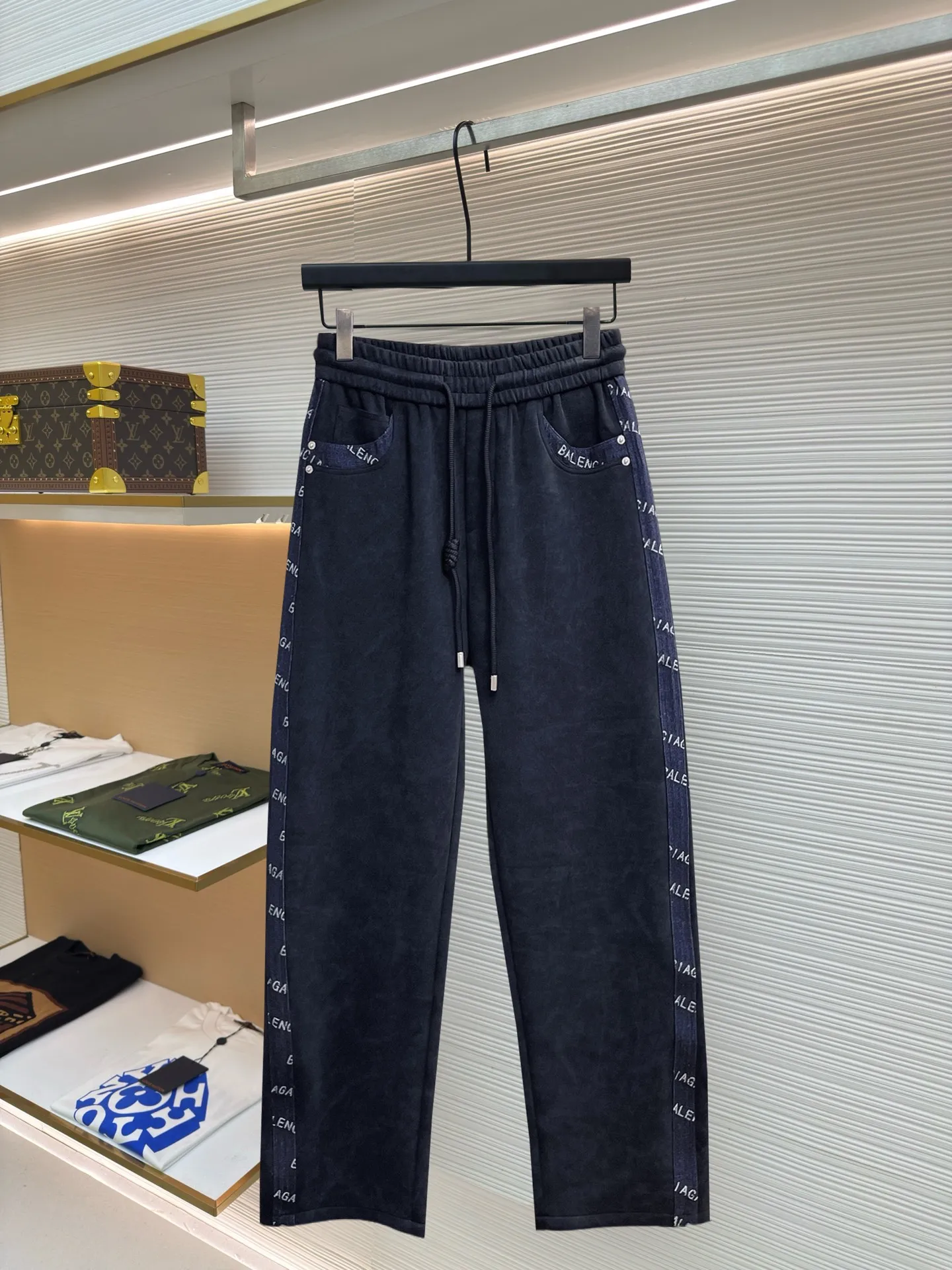 Balenciaga 🆕2026 Autumn and Winter New Arrival Casual Pants! The official website will be released simultaneously. Brand Classic LOGO casual pants, customized fabrics, excellent comfort and strong touch. Highly recognisable, perfect appearance and craftsmanship. Size:M-3XL